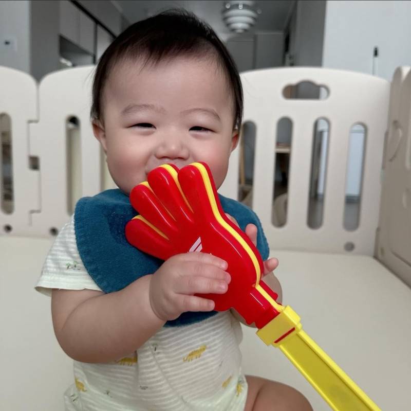 [잡담] 짝짝이를 너무 사랑하는 아기 | 인스티즈