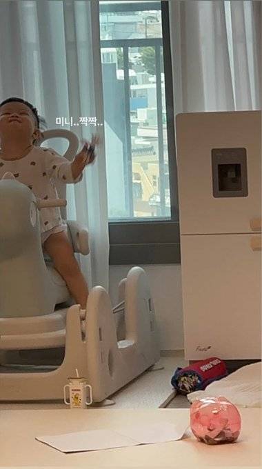 [잡담] 짝짝이를 너무 사랑하는 아기 | 인스티즈