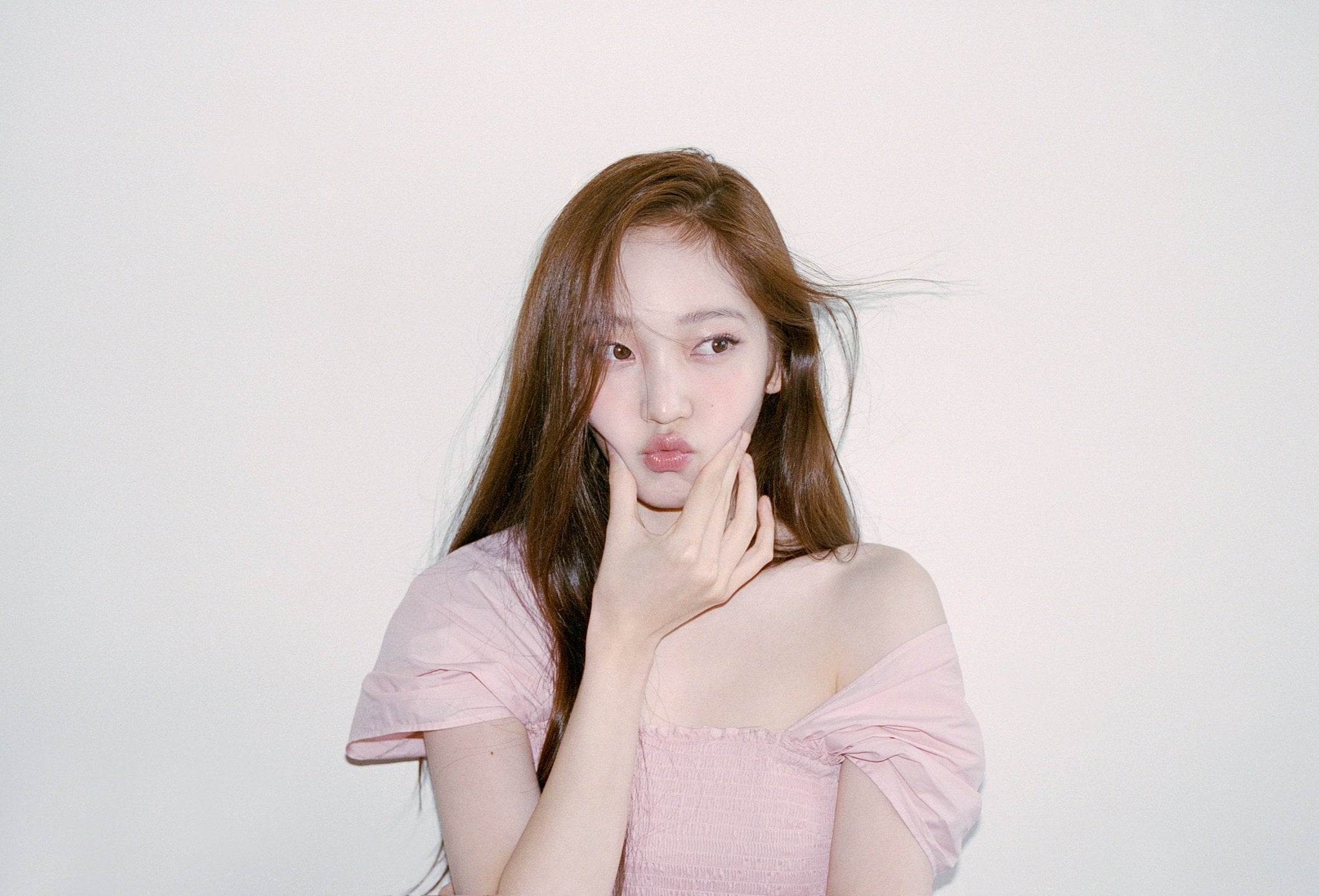 [잡담] 영서 2년전 프로필 사진이랑 오늘 뜬 컨포랑 비교하면 되게 분위기 다르다 | 인스티즈