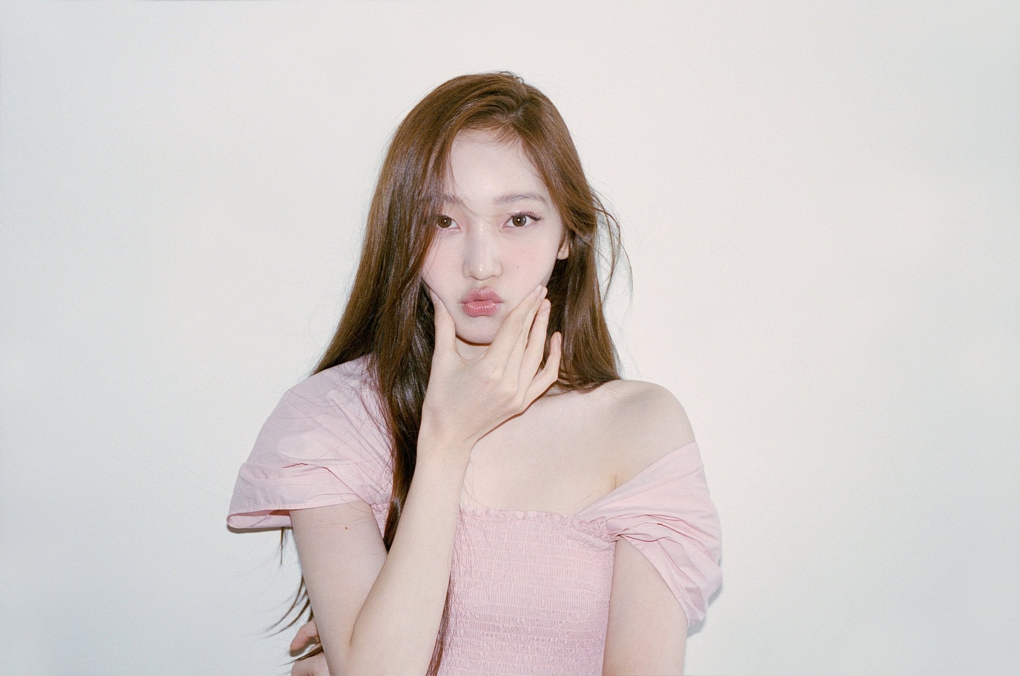 [잡담] 영서 2년전 프로필 사진이랑 오늘 뜬 컨포랑 비교하면 되게 분위기 다르다 | 인스티즈