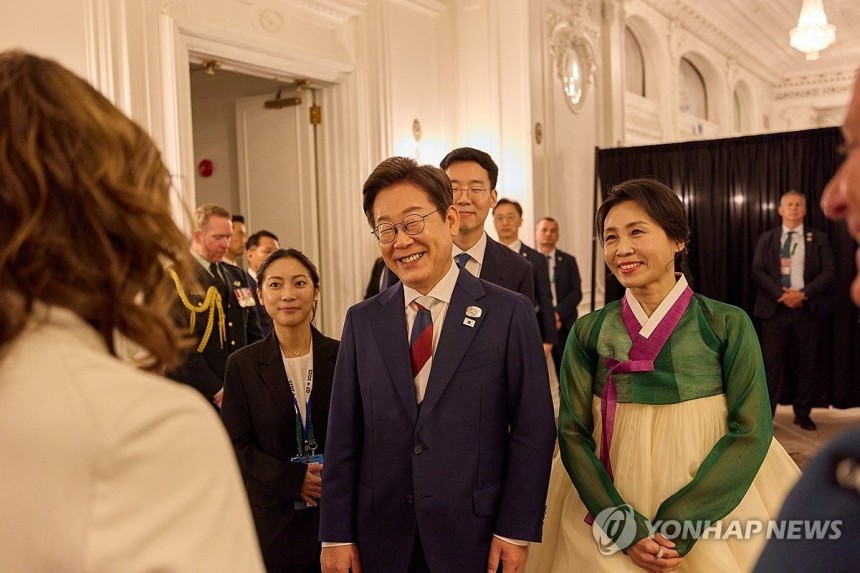 [잡담] 여사님 한복 너무 예쁘네 | 인스티즈
