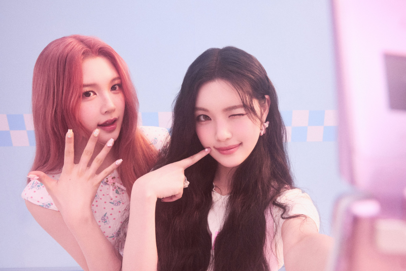 그 시절 스티커 사진 컨셉으로 컨포 가져온 하츠투하츠.jpg | 인스티즈