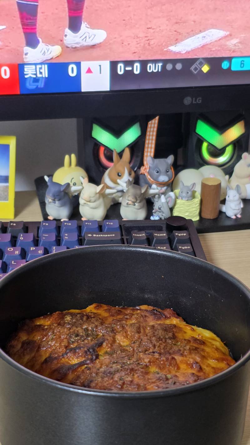 [잡담] 야구 보면서 떠먹는 피자 먹는 중... | 인스티즈