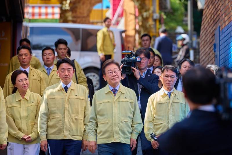 현재 여론 갈리는 이대통령 공식 사진 스타일..JPG | 인스티즈