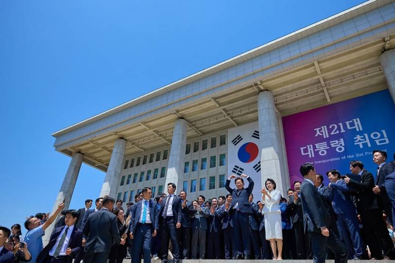 현재 여론 갈리는 이대통령 공식 사진 스타일..JPG | 인스티즈