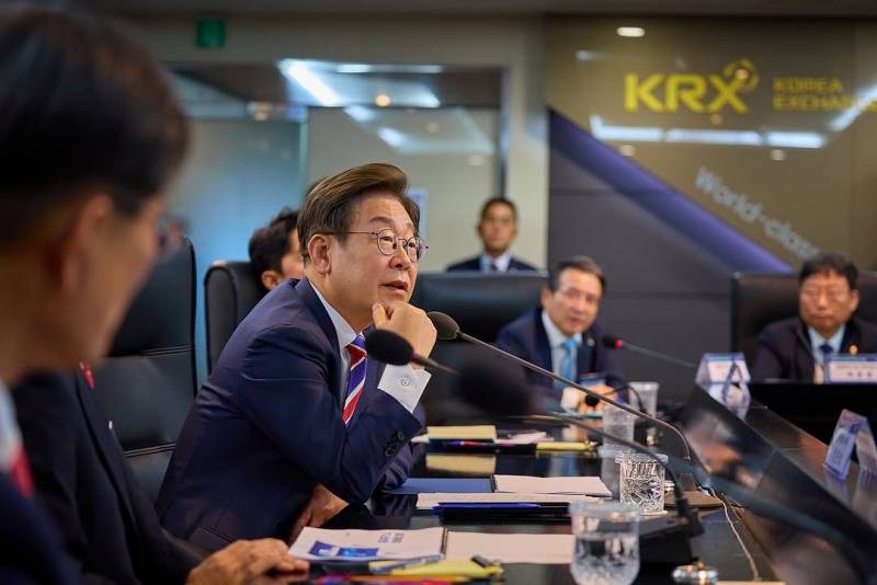현재 여론 갈리는 이대통령 공식 사진 스타일..JPG | 인스티즈