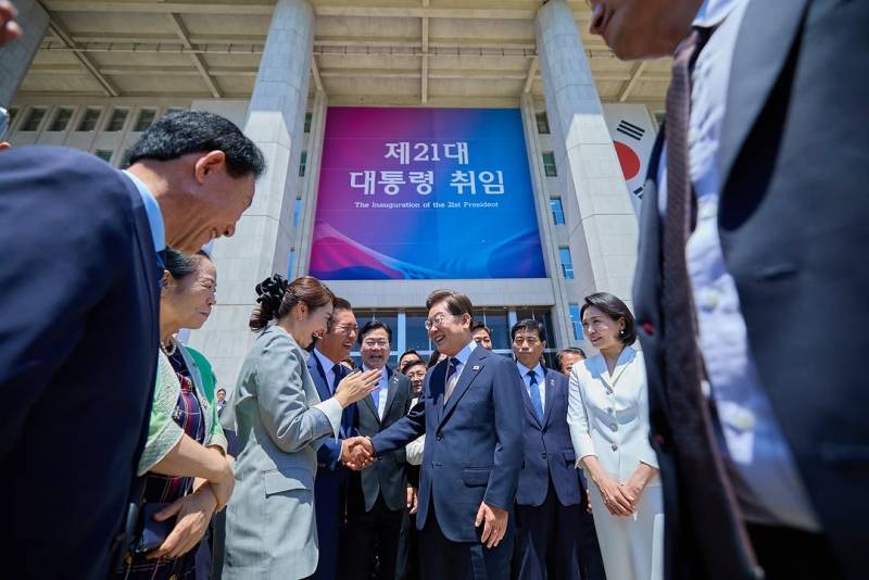 현재 여론 갈리는 이대통령 공식 사진 스타일..JPG | 인스티즈