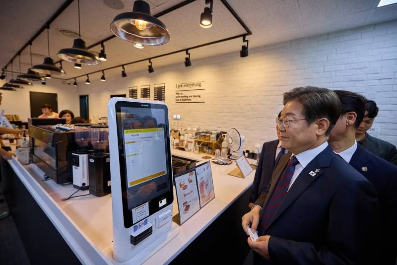현재 여론 갈리는 이대통령 공식 사진 스타일..JPG | 인스티즈