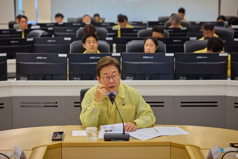 현재 여론 갈리는 이대통령 공식 사진 스타일..JPG | 인스티즈