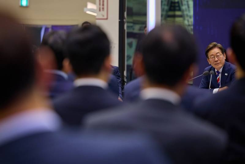 현재 여론 갈리는 이대통령 공식 사진 스타일..JPG | 인스티즈