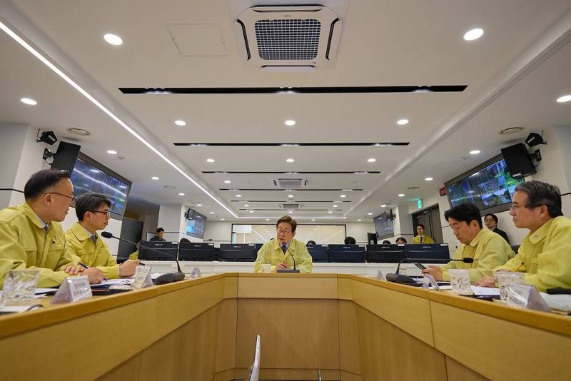 현재 여론 갈리는 이대통령 공식 사진 스타일..JPG | 인스티즈