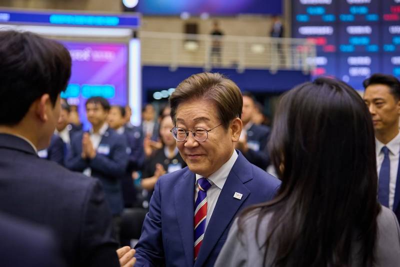 현재 여론 갈리는 이대통령 공식 사진 스타일..JPG | 인스티즈