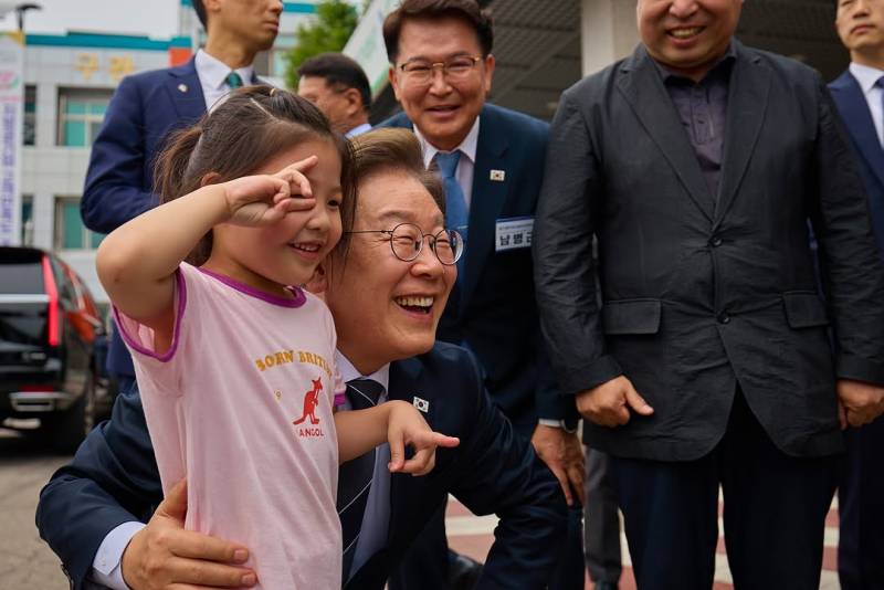 현재 여론 갈리는 이대통령 공식 사진 스타일..JPG | 인스티즈