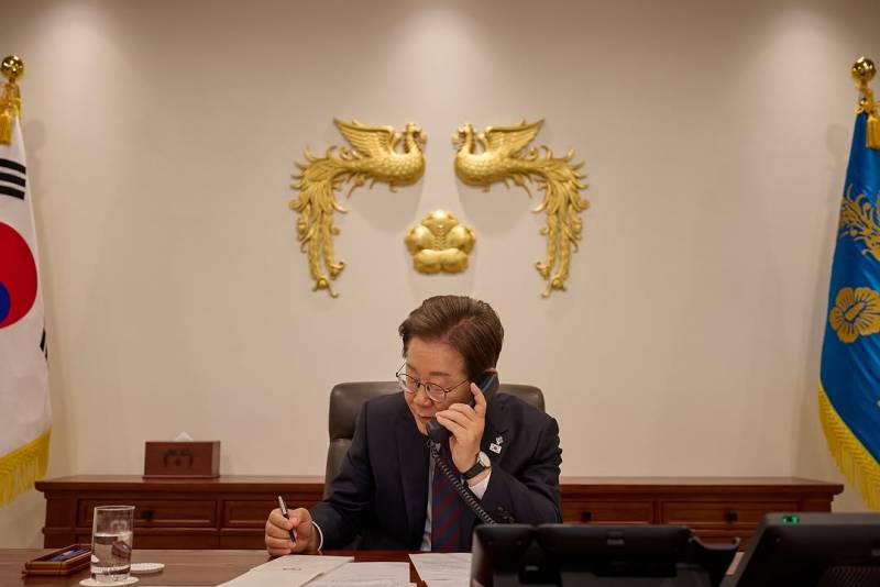 현재 여론 갈리는 이대통령 공식 사진 스타일..JPG | 인스티즈