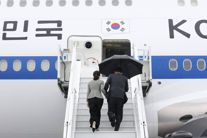 [잡담] 최근 대통령 부부 3명의 우산샷을 비교해보자 | 인스티즈