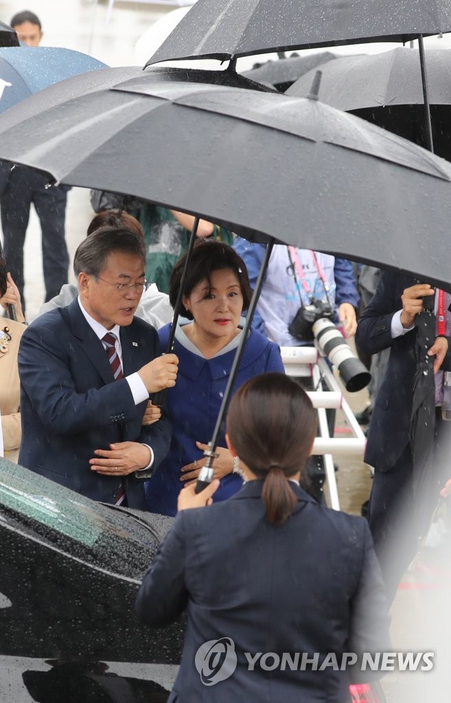 [잡담] 최근 대통령 부부 3명의 우산샷을 비교해보자 | 인스티즈