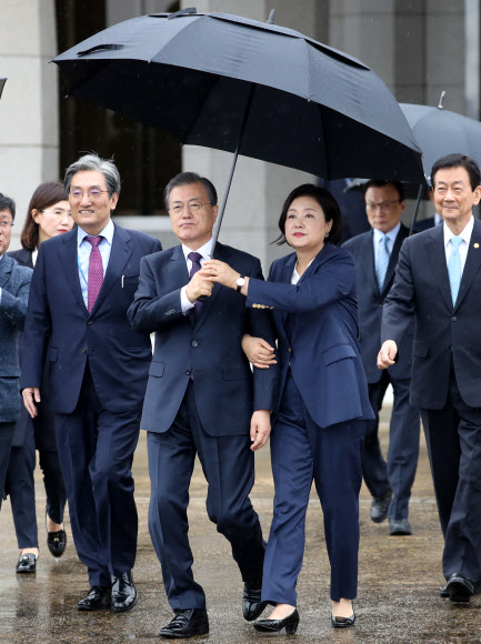 [잡담] 최근 대통령 부부 3명의 우산샷을 비교해보자 | 인스티즈