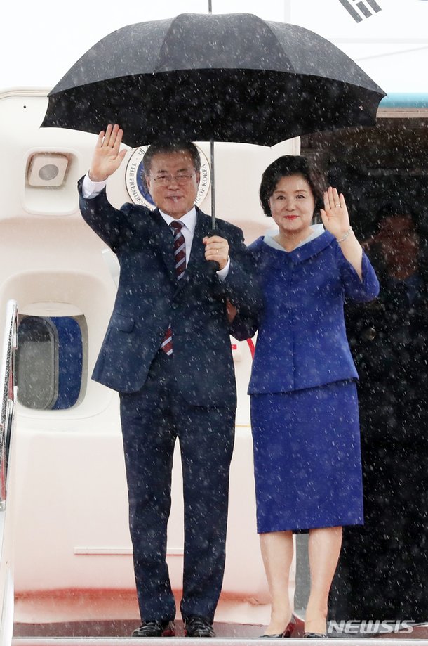 [잡담] 최근 대통령 부부 3명의 우산샷을 비교해보자 | 인스티즈