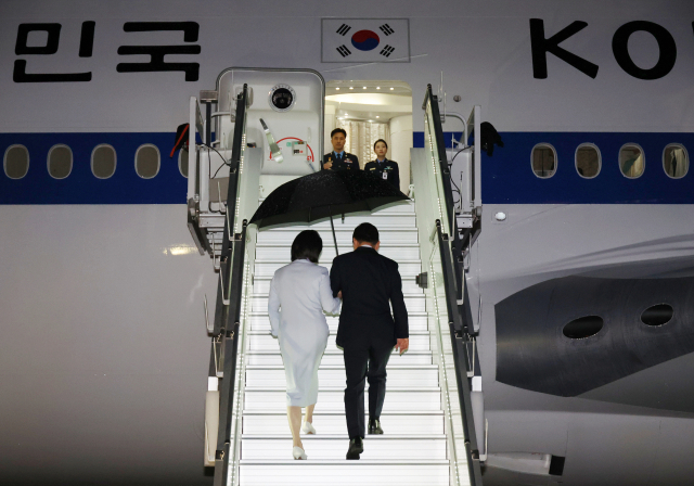 [정보/소식] [시사뒷담] 김혜경 여사에 우산 기울인 이재명 대통령…尹과 文은? | 인스티즈