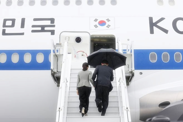 [정보/소식] [시사뒷담] 김혜경 여사에 우산 기울인 이재명 대통령…尹과 文은? | 인스티즈