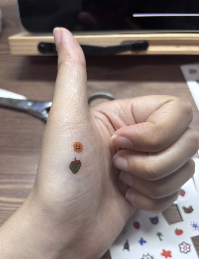 [잡담] 테무에서 산 피부에 붙이는 스티커 붙여봄... | 인스티즈