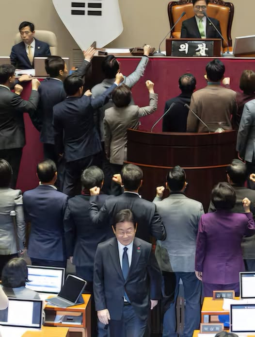 [잡담] 근데 이재명은 ㄹㅇ 사진 찍히는 것도 어떻게 이러짘ㅋㅋㅋ | 인스티즈