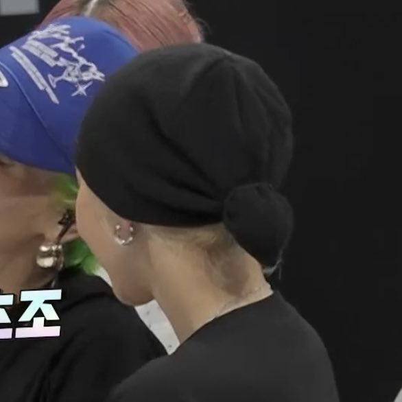 [잡담] 쿄카 머리 얼마나 작은거지 비니 이렇게 묶어서 쓰는 사람 첨봄 | 인스티즈