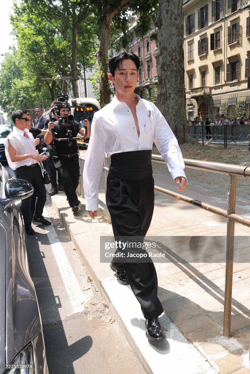 현재 여론 갈리는 정해인 패션쇼 착장.JPG | 인스티즈
