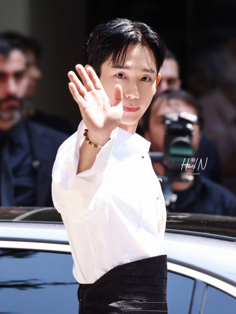 현재 여론 갈리는 정해인 패션쇼 착장.JPG | 인스티즈