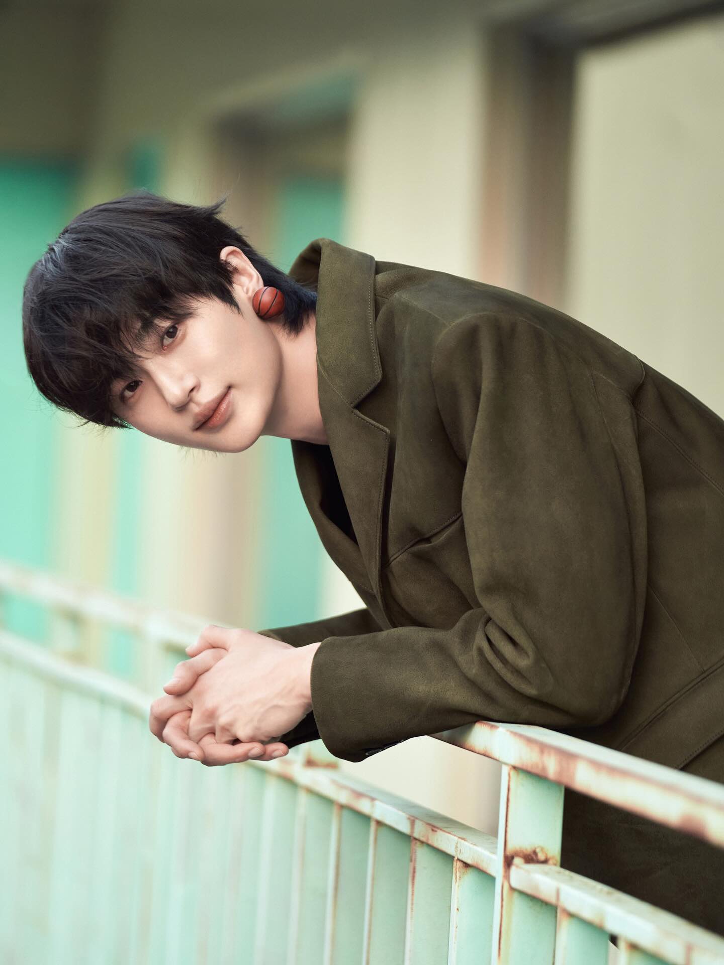 [잡담] 농구공 귀걸이 뒤에는 판판한줄 알았는데..ㅈㅇ변우석 | 인스티즈