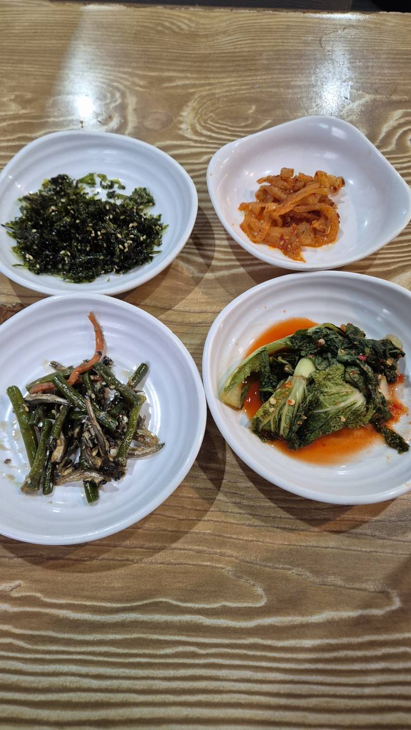 [잡담] 식당에서 밑반찬을 주셨는데 다 안먹는거야 | 인스티즈