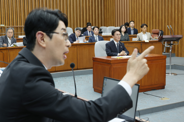 [잡담] 기사사진만 봐도 주진우 개긁힌거 티나네 | 인스티즈