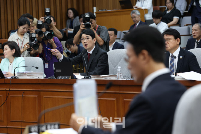[잡담] 기사사진만 봐도 주진우 개긁힌거 티나네 | 인스티즈