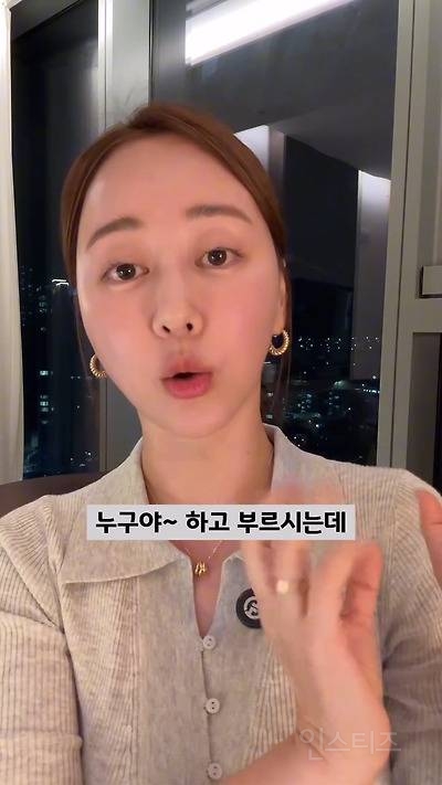 엄마도 없다면서, 머리는 이쁘게 묶었네? | 인스티즈