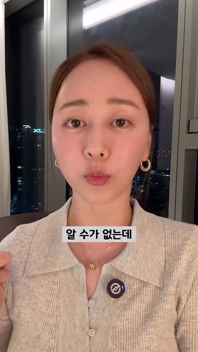 엄마도 없다면서, 머리는 이쁘게 묶었네? | 인스티즈