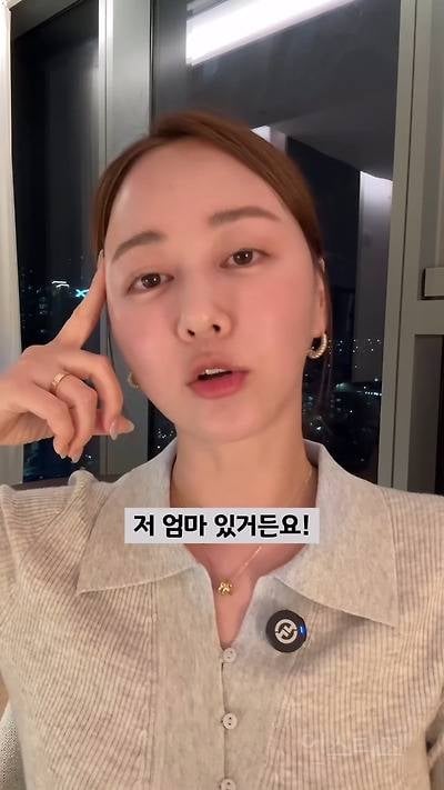 엄마도 없다면서, 머리는 이쁘게 묶었네? | 인스티즈