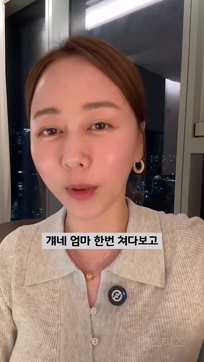 엄마도 없다면서, 머리는 이쁘게 묶었네? | 인스티즈