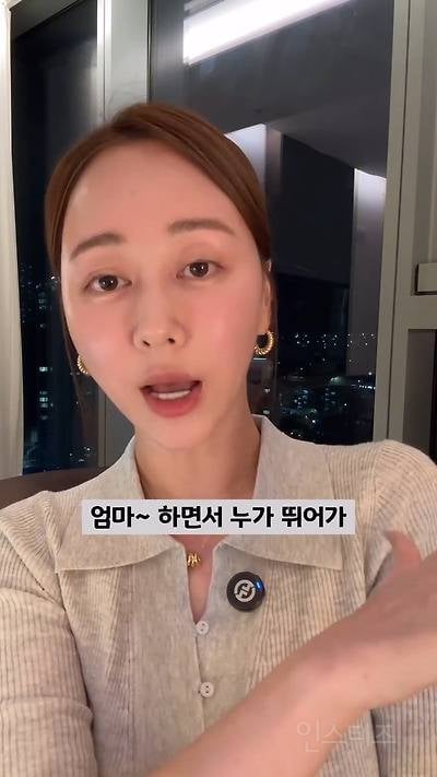 엄마도 없다면서, 머리는 이쁘게 묶었네? | 인스티즈