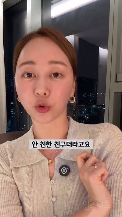 엄마도 없다면서, 머리는 이쁘게 묶었네? | 인스티즈