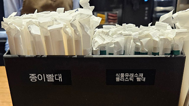 [정보/소식] 스타벅스, 아쉬운 매출속 결국 7년 만에 플라스틱 빨대 사용 재개…오늘부터 시범 도입 | 인스티즈