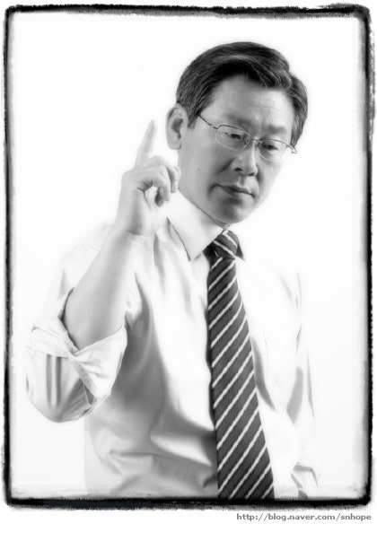 [잡담] 세월을 거스르는 이재명 과거사진 새로운 버전 | 인스티즈