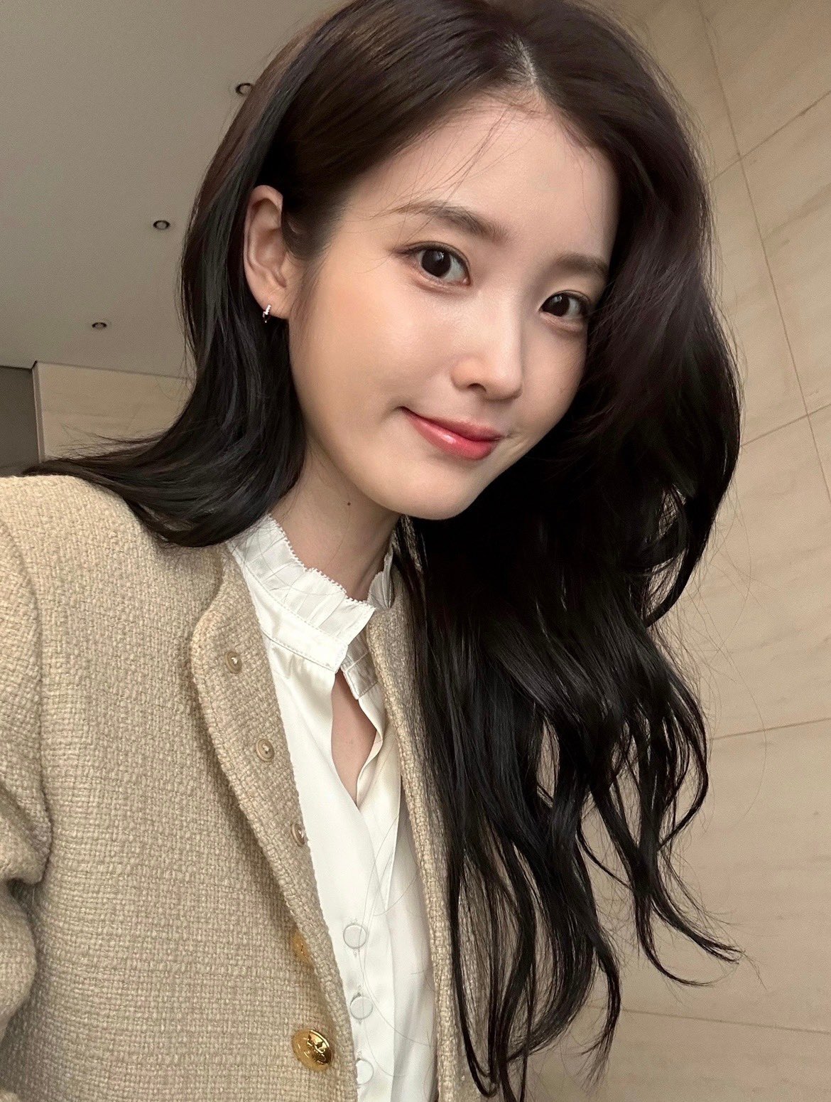 [잡담] 아이유 이 사진도 대군부인 촬영때야? | 인스티즈
