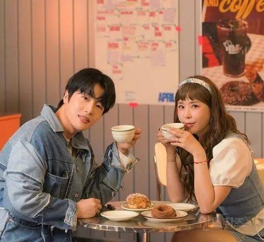 '내년 결혼' 신지, 겹경사 터졌다···신곡 '샬라카둘라' 발매 하루 만에 벨365 인기차트 1위 | 인스티즈