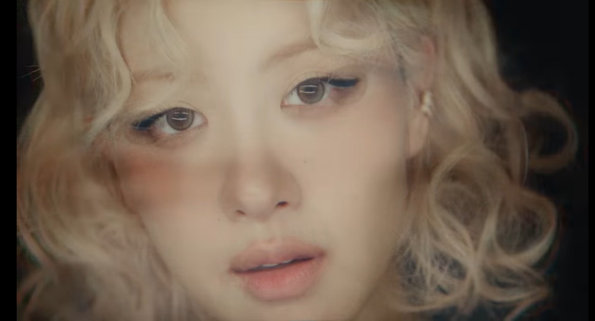 [잡담] 로제 뽀글단발 진짜 잘어울리는듯 | 인스티즈
