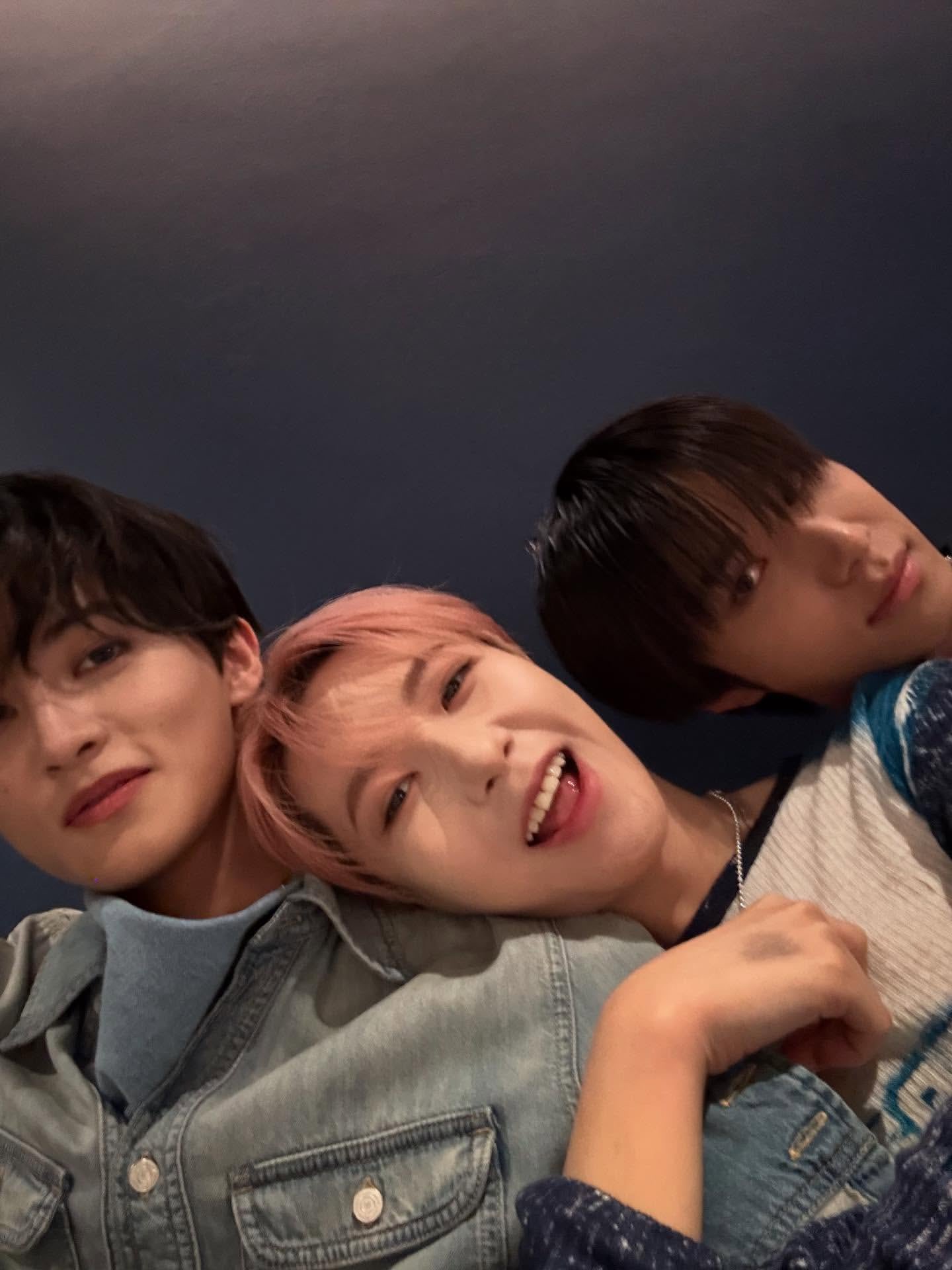 [잡담] 런쥔이 마크 어깨에서 개행복해보여 | 인스티즈