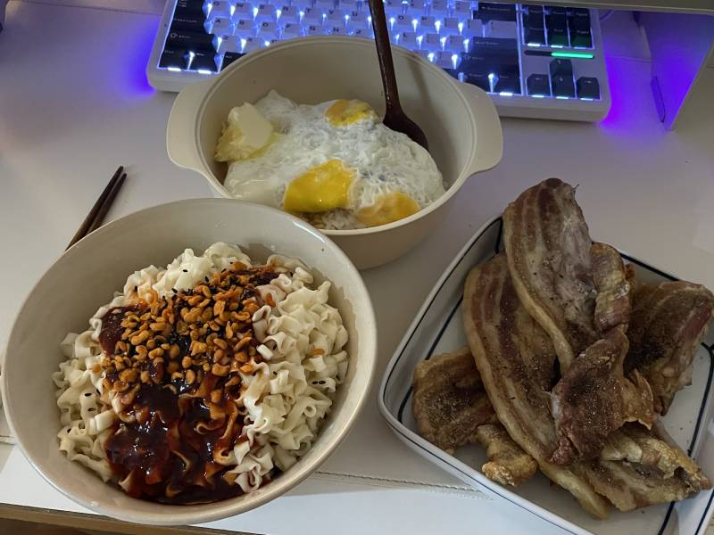 20시간 연속 근무 하고와서 때리는 삼겹살+칼비빔세봉다리+간장계란밥 | 인스티즈