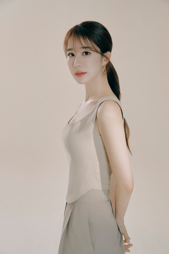 [정보/소식] 유인나, 초록뱀엔터와 전속계약…"함께하게 돼 영광” | 인스티즈