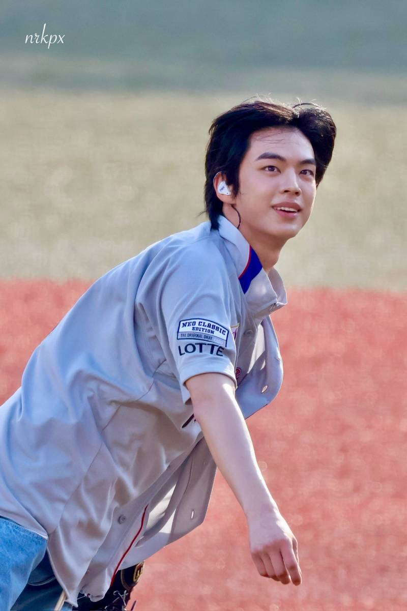 현재 반응 𝙅𝙊𝙉𝙉𝘼 터진 투어스 도훈 시구.JPG | 인스티즈