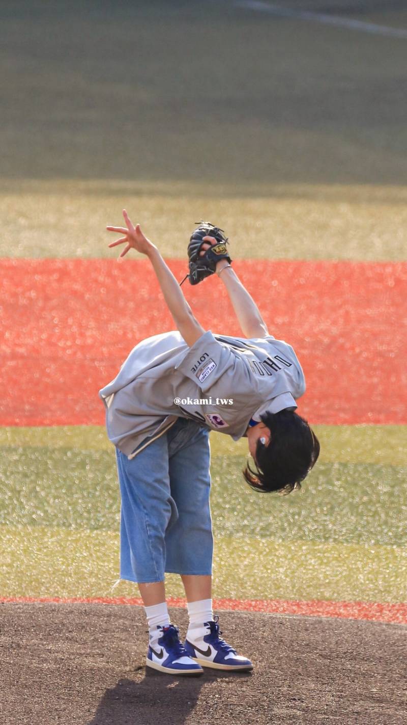 현재 반응 𝙅𝙊𝙉𝙉𝘼 터진 투어스 도훈 시구.JPG | 인스티즈