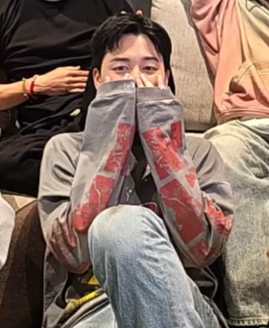 [잡담] 방탄 지민 머리때문에 계속 자존감 낮아져서 얼굴가리니까 뷔반응 너무 웃긴데 발림ㅋㅋㅋㅋㅋㅋ | 인스티즈